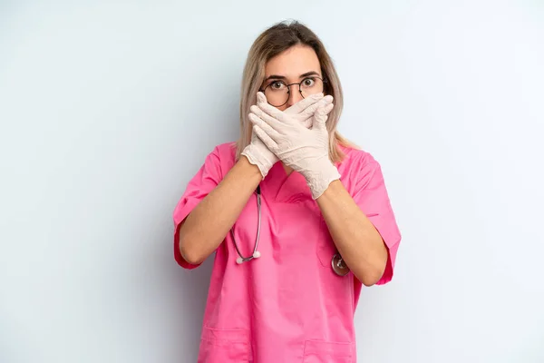 Blonde Frau Bedeckt Mund Mit Den Händen Mit Einem Schockierten — Stockfoto