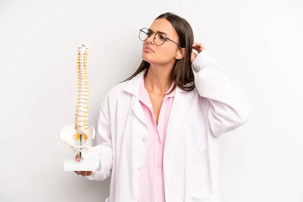 Pretty Woman Feeling Puzzled Confused Scratching Head Spine Specialist Concept — Stockfoto