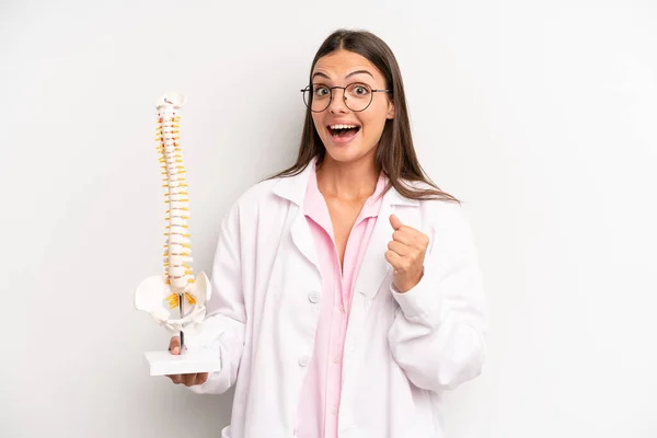 Pretty Woman Feeling Shocked Laughing Celebrating Success Spine Specialist Concept — Stockfoto