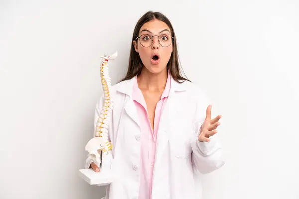 Pretty Woman Amazed Shocked Astonished Unbelievable Surprise Spine Specialist Concept — Stockfoto