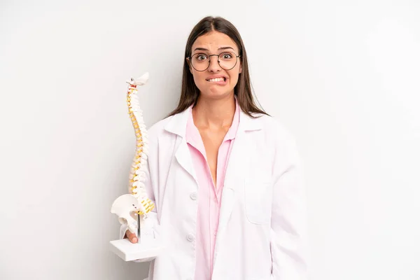 Pretty Woman Looking Puzzled Confused Spine Specialist Concept — Stockfoto