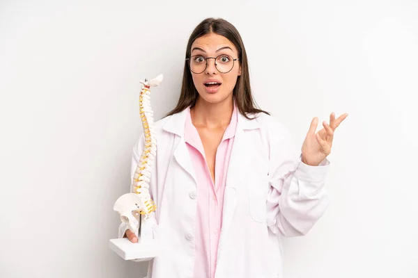 Pretty Woman Feeling Happy Surprised Realizing Solution Idea Spine Specialist — Stockfoto