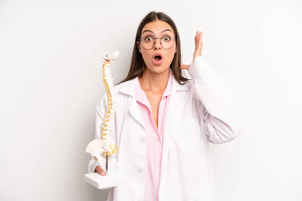 Pretty Woman Screaming Hands Air Spine Specialist Concept — Stockfoto