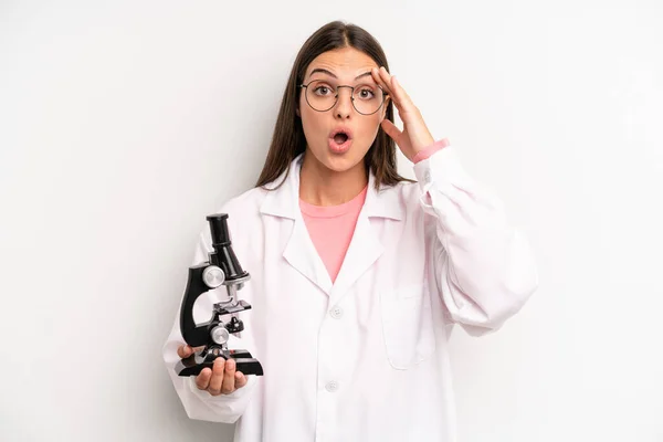 Mooie Vrouw Die Gelukkig Verbaasd Verrast Uitziet Student Wetenschappen — Stockfoto