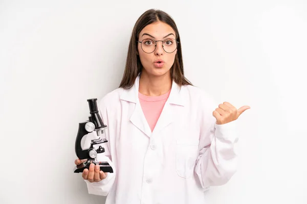 Pretty Woman Looking Astonished Disbelief Scient Student — Stockfoto