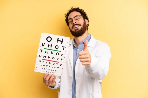 Jovem Sentindo Orgulhoso Sorrindo Positivamente Com Polegares Para Cima Conceito — Fotografia de Stock