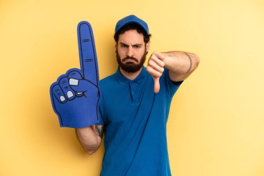 Delikanlı kendini kötü hissediyor, baş parmağını kaldırıyor. Bir el fan konsepti