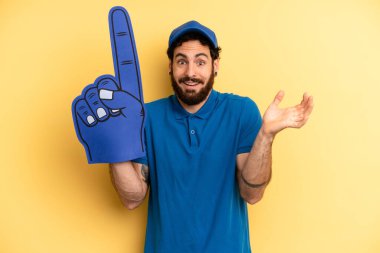 Genç adam kendini mutlu hissediyor ve inanılmaz bir şeye hayret ediyor. Bir el fan konsepti