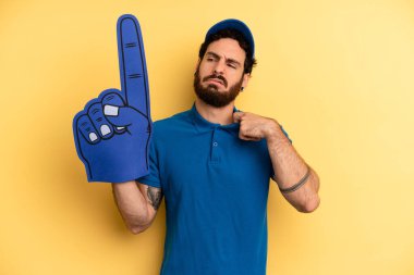 Genç adam stresli, endişeli, yorgun ve hayal kırıklığına uğramış hissediyor. Bir el fan konsepti