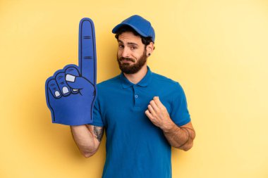 Genç adam kibirli, başarılı, pozitif ve gururlu görünüyor. Bir el fan konsepti