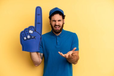 Genç adam sinirli, sinirli ve sinirli görünüyor. Bir el fan konsepti