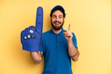 Genç adam bir fikri fark ettikten sonra mutlu ve heyecanlı bir dahi gibi hissediyor. Bir el fan konsepti