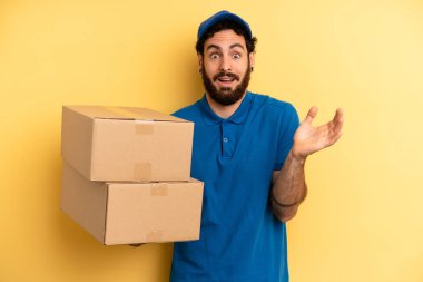 Genç adam kendini mutlu hissediyor ve inanılmaz bir şeye hayret ediyor. Şirket çalışanı konsepti