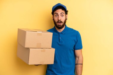 Genç adam çok şaşırmış ya da şaşkın görünüyor. Şirket çalışanı konsepti