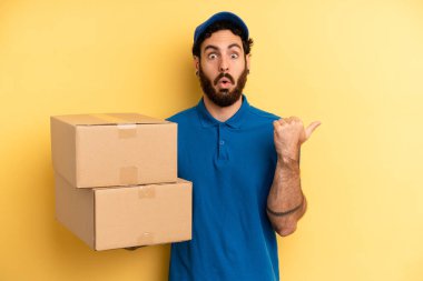 Genç adam inançsızlıktan şaşkın şaşkın bakıyor. Şirket çalışanı konsepti