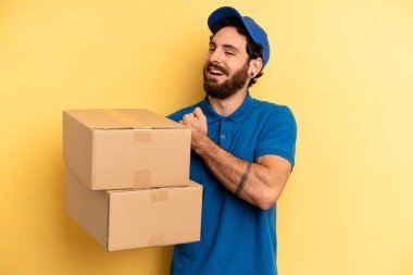 Genç adam kendini mutlu hissediyor ve bir meydan okumayla yüzleşiyor ya da kutluyor. Şirket çalışanı konsepti