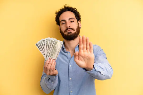 Joven Mirando Serio Mostrando Palma Abierta Haciendo Gesto Parada Concepto —  Fotos de Stock