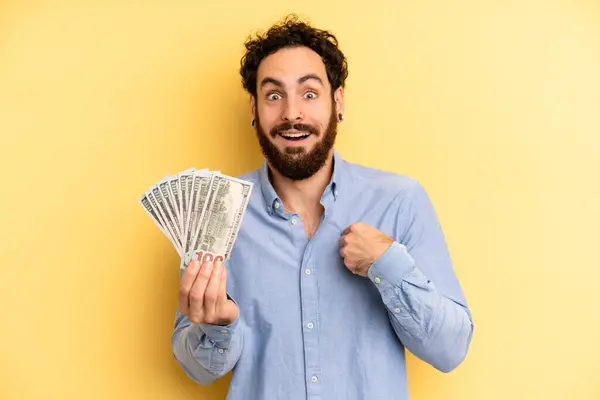 Genç Adam Mutlu Hissediyor Heyecanla Kendini Işaret Ediyor Dolar Banknotları — Stok fotoğraf