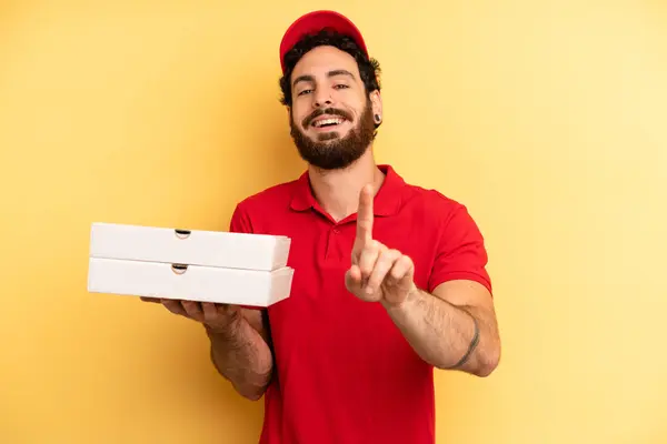 Ung Man Ler Och Ser Vänlig Visar Nummer Ett Pizzaleverans — Stockfoto