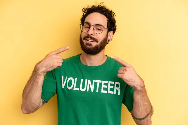 Joven Sonriendo Con Confianza Apuntando Amplia Sonrisa Concepto Voluntario — Foto de Stock