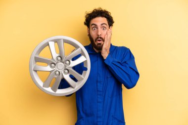 Genç adam şok olmuş ve korkmuş hissediyor. araba mekaniği kavramı