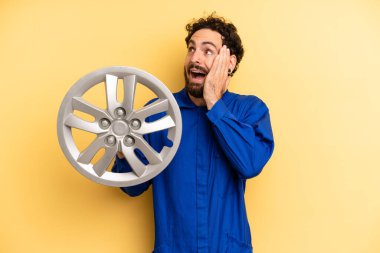 Genç adam mutlu, heyecanlı ve şaşırmış hissediyor. araba mekaniği kavramı