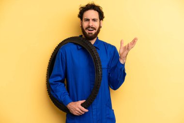 Genç adam kendini mutlu hissediyor, bir çözüm ya da fikir bulduğuna şaşırıyor. motor mekaniği kavramı