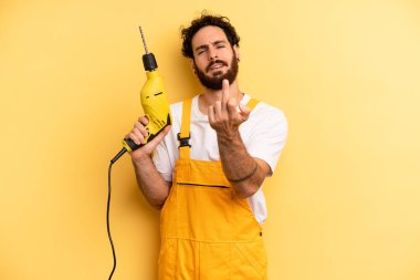 Genç adam kızgın, sinirli, asi ve agresif hissediyor. Matkap ustası.