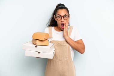 İspanyol kadın şok olmuş ve korkmuş hissediyor. Fast food konsepti.