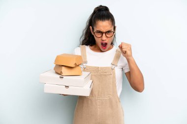 İspanyol kadın öfkeli bir ifadeyle agresif bir şekilde bağırıyor. Fast food konsepti.