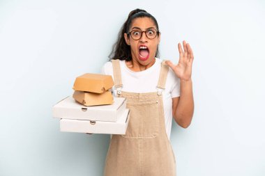 İspanyol kadın ellerini havaya kaldırarak çığlık atıyor. Fast food konsepti.