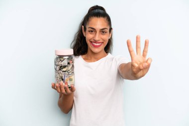 İspanyol kadın gülümsüyor ve arkadaş canlısı görünüyor, üç numarayı gösteriyor. kaydetme kavramı