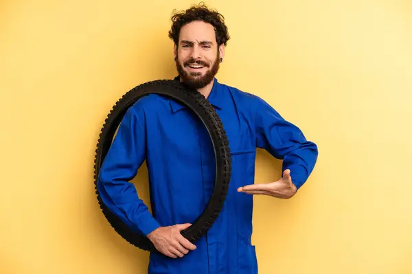 Jovem Sorrindo Alegremente Sentindo Feliz Mostrando Conceito Conceito Mecânico Bicicleta — Fotografia de Stock