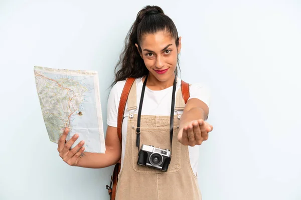 Hispanic Woman Smiling Happily Friendly Offering Showing Concept Tourist Map — Fotografia de Stock