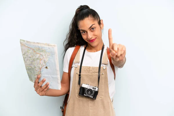 Mulher Hispânica Sorrindo Orgulhosa Confiantemente Fazendo Número Turista Com Mapa — Fotografia de Stock