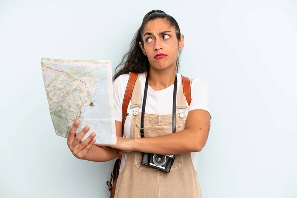 Mulher Hispânica Encolhendo Ombros Sentindo Confusa Incerta Turista Com Mapa — Fotografia de Stock