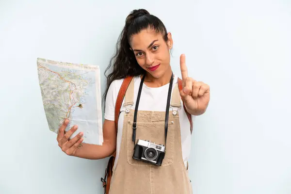 Hispanic Woman Smiling Looking Friendly Showing Number One Tourist Map — Fotografia de Stock