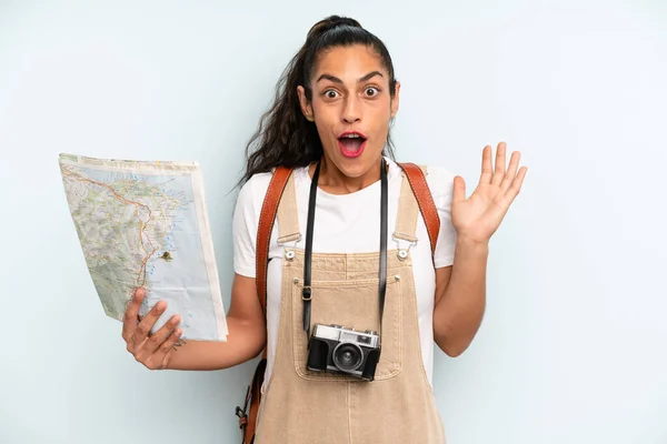 Hispanic Woman Feeling Happy Astonished Something Unbelievable Tourist Map — Fotografia de Stock