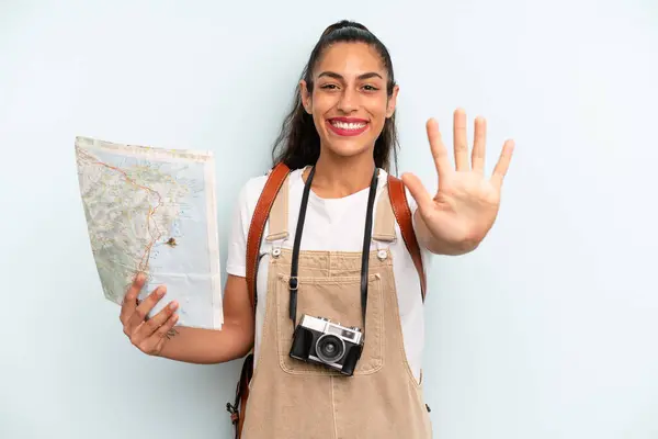 Hispanic Woman Smiling Looking Friendly Showing Number Five Tourist Map - Stock-foto