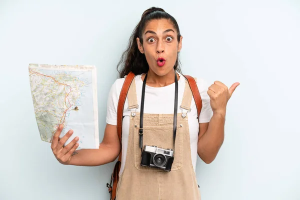 Hispanic Woman Looking Astonished Disbelief Tourist Map — 스톡 사진