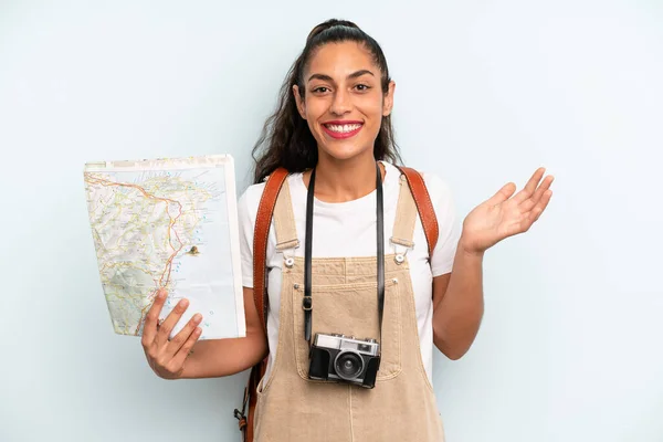 Hispanic Woman Feeling Happy Surprised Realizing Solution Idea Tourist Map — Fotografia de Stock