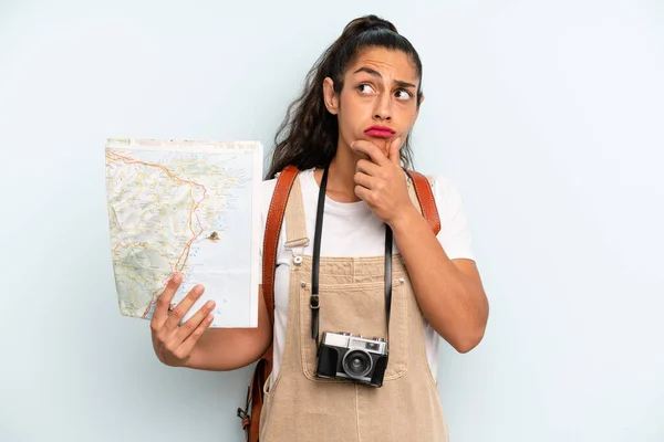 Hispanic Woman Thinking Feeling Doubtful Confused Tourist Map — Fotografia de Stock