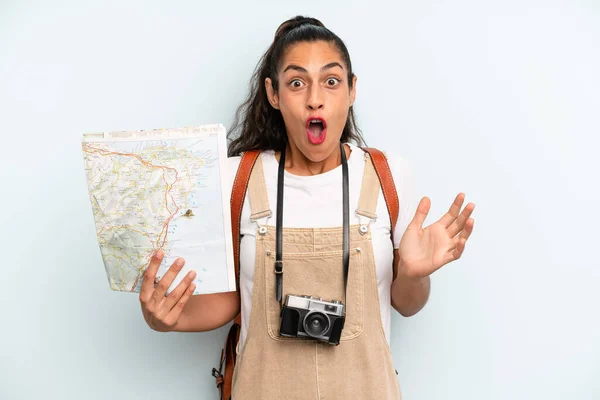 Hispanic Woman Feeling Extremely Shocked Surprised Tourist Map — 스톡 사진