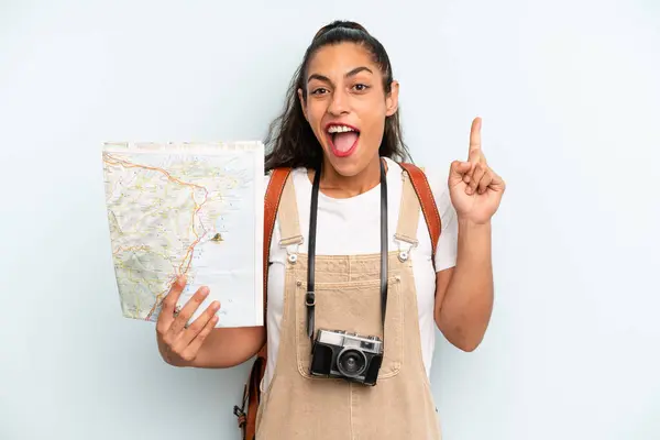 Hispanic Woman Feeling Happy Excited Genius Realizing Idea Tourist Map — 스톡 사진