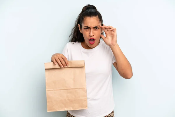 Hispanic Woman Looking Surprised Realizing New Thought Idea Concept Take — Stockfoto