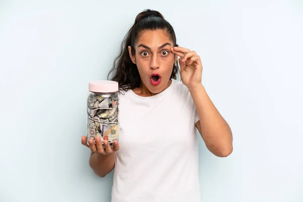 Hispanic Woman Looking Surprised Realizing New Thought Idea Concept Savings — Stok fotoğraf