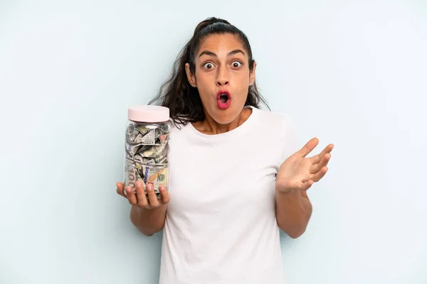 Hispanic Woman Feeling Extremely Shocked Surprised Savings Concept — Foto Stock