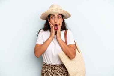 İspanyol kadın şok olmuş ve korkmuş hissediyor. yaz konsepti