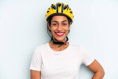 İspanyol kadın mutlu bir şekilde gülümsüyor, eli kalçasında ve kendinden emin. motor sporu konsepti