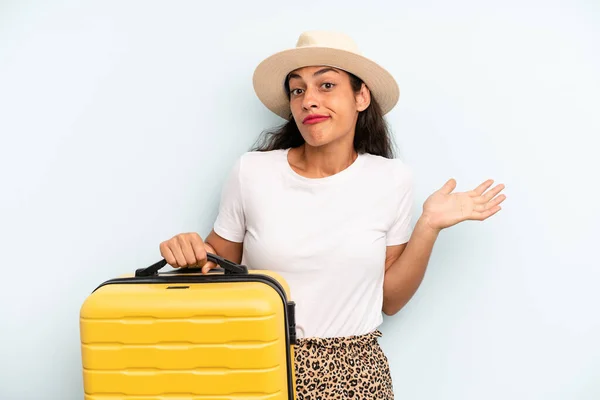 Hispanic Woman Feeling Puzzled Confused Doubting Summer Concept — Stock Photo, Image